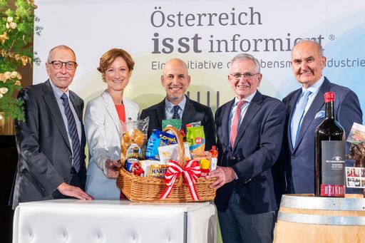 Der 20. Jahresempfang der österreichischen Lebensmittelindustrie
am 21. November 2023 stand im Zeichen des Jubiläums: Neben
Grußworten von Bundesminister Martin Kocher und Fachverbandsobmann
Johann Marihart gab es eine Keynote-Speech des Philosophen Konrad
Paul Liessmann, gefolgt von einem Rück- und Ausblick mit den
Akteuren der ersten Stunde Wilhelm Molterer und Michael Blass sowie
Fachverbandgeschäftsführerin Katharina Koßdorff. Die Segnung des
Jubiläumsweins der Winzerin Silvia Heinrich erfolgte durch
Dompfarrer Toni Faber. Im festlichen Ambiente der Hofburg Wien
trafen rund 300 Spitzenvertreterinnen und -vertreter aus Wirtschaft
und Politik sowie Partnerinnen und Partner aus der Lebensmittelkette
zusammen.