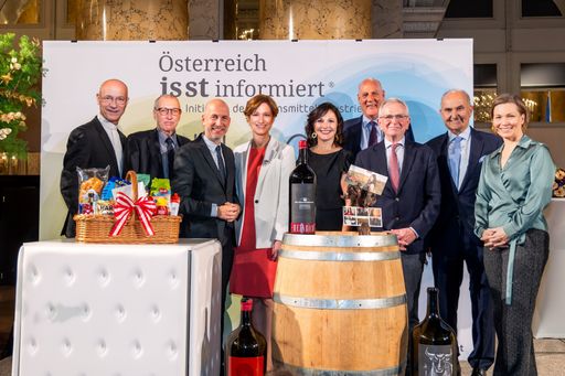 Vorschau Bild von Der 20. Jahresempfang der österreichischen Lebensmittelindustrie
am 21. November 2023 stand im Zeichen des Jubiläums: Neben
Grußworten von Bundesminister Martin Kocher und Fachverbandsobmann
Johann Marihart gab es eine Keynote-Speech des Philosophen Konrad
Paul Liessmann, gefolgt von einem Rück- und Ausblick mit den
Akteuren der ersten Stunde Wilhelm Molterer und Michael Blass sowie
Fachverbandgeschäftsführerin Katharina Koßdorff. Die Segnung des
Jubiläumsweins der Winzerin Silvia Heinrich erfolgte durch
Dompfarrer Toni Faber. Im festlichen Ambiente der Hofburg Wien
trafen rund 300 Spitzenvertreterinnen und -vertreter aus Wirtschaft
und Politik sowie Partnerinnen und Partner aus der Lebensmittelkette
zusammen.