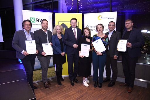 Eduard-Hartmann-Preisträger Stefan Nimmervoll,
Josef-Steininger-Urkunden-Preisträger Thomas Mursch-Edlmayr,
VAÖ-Präsidentin Claudia Jung-Leithner, Landwirtschaftsminister
Norbert Totschnig, Josef-Steininger-Urkunden-Preisträgerin Bianca
Blasl, Eduard-Hartmann-Preisträgerin Ilse Huber,
Landwirtschaftskammer Österreich-Generalsekretär Ferdinand
Lembacher, IFAJ Star Prize-Gewinner Thomas Weber