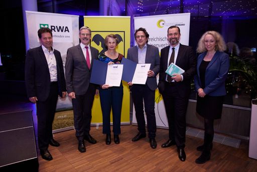 Vorschau Bild von VAÖ-Vizepräsident Wolfgang Dürnberger, der
Generalanwalt des Österreichischen Raiffeisenverbands Erwin
Hameseder, Eduard-Hartmann-Preisträger:innen Ilse Huber und Stefan
Nimmervoll, der geschäftsführende Vorstand der Austria Presse
Agentur (APA) und Buchautor Clemens Pig und VAÖ-Präsidentin Claudia
Jung-Leithner