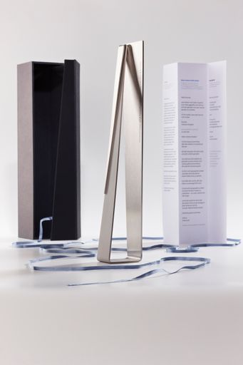 Preisträgerskulptur "Innovations- und
Forschungspreis des Landes Kärnten 2024" | Design: Helmut und Nicole
Schmid, Umsetzung: HTL Wolfsberg | Foto (zur kostenfreien
Verwendung): Johannes Puch (www.johannespuch.at)