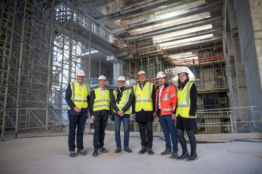 Lassen den Rohbau zu einem baulichen Leitprojekt im
Westen Österreichs wie am Schnürchen laufen - von links: Thomas Wass
(stv. Vorstandsvorsitzender RLB Tirol), Christof Splechtna
(Vorstandsmitglied RLB Tirol), Christoph Pichler (Pichler &
Traupmann Architekten). Reinhard Mayr (Vorstandsvorsitzender RLB
Tirol), Markus Pfeifer (STRABAG Technischer Direktionsleiter Tirol &
Vorarlberg) und Sabine Haselwanter (Technische Projektleiterin DAS
RAIQA), im Hintergrund der Blick auf das Architektur-Highlight und
den Begegnungsraum Atrium im Foyer des neuen Haupthauses.