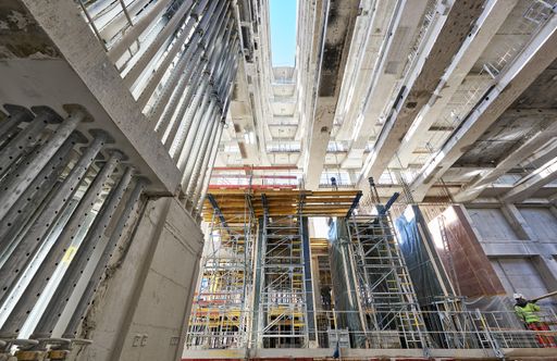 Vorschau Bild von Das Atrium im neuen Haupthaus bietet über eine Höhe
von 35 Metern einen freien Blick auf die erhaltene
Stahlbeton-Skelettstruktur des ehemaligen Hochhauses und – dank
Glasüberdachung – in den Himmel.