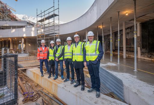 Vorschau Bild von Bauteil B im Hintergrund des Bildes ist im Rohbau
fertiggestellt, bietet im Erdgeschoss Flächen für Handel und Genuss
sowie im Dach- und ersten Obergeschoss ein Terrassenrestaurant, es
freuen sich - von links: Markus Pfeifer (STRABAG Technischer
Direktionsleiter Tirol & Vorarlberg) Sabine Haselwanter (Technische
Projektleiterin DAS RAIQA), Christoph Pichler (Pichler & Traupmann
Architekten), Christof Splechtna (Vorstandsmitglied RLB Tirol),
Reinhard Mayr (Vorstandsvorsitzender RLB Tirol) und Thomas Wass
(stv. Vorstandsvorsitzender RLB Tirol).