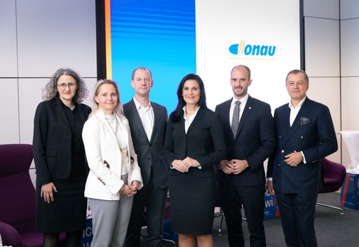 https://www.apa-fotoservice.at/galerie/35248 In einer zunehmend
digitalisierten Welt, in der Daten zu einem der wertvollsten
Vermögenswerte geworden sind, spielt Cybersecurity eine
entscheidende Rolle. Die Bedrohungen im Cyberspace werden immer
raffinierter und Unternehmen stehen vor der Herausforderung. Die
eigenen Mitarbeiter:innen sind ein entscheidender Faktor: Ein
Großteil der erfolgreichen Cyberangriffe wird erst durch eine
menschliche Aktion ermöglicht. Eine hochkarätige Runde und rund 50
Gäste diskutierten auf Einladung der DONAU Versicherung zu diesem
Thema.
