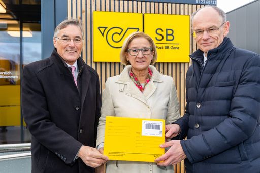 (v.l.): Ludwig Deltl, Bürgermeister von Strasshof
an der Nordbahn, Johanna Mikl-Leitner, Landeshauptfrau von
Niederösterreich und Walter Oblin, Generaldirektor-Stellvertreter,
Vorstand für Brief & Finanzen, Österreichische Post AG, bei der
Eröffnung der ersten SB-Filiale der Post in Strasshof an der
Nordbahn.