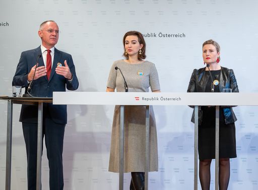 Innenminister Gerhard Karner, Justizministerin Alma
Zadić und Frauenministerin Susanne Raab
