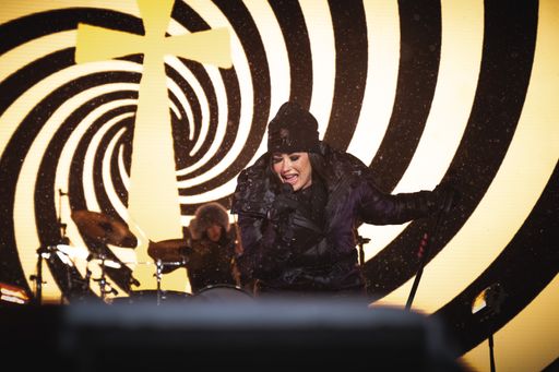  Am 25. November 2023 eröffnete eine strahlende Demi
Lovato mit ihrer Band beim legendären „Top of the Mountain Opening
Concert“ die Skisaison in Ischgl.