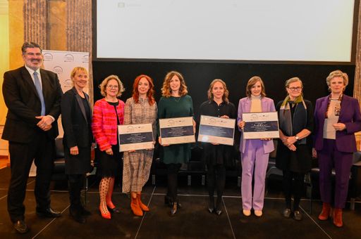 "For Women in Science Zeremonie" (v.l.n.r.): Kenneth
Campbell, Mag. Barabara Weitgruber, Dr. Daisy Kopera, Anna Bychek
MSc, Federica Caforio PhD, Aglaja Kopf PhD, Charlotte Zajc PhD, Dr.
Ulrike Diebold & Dr. Sabine Haag. / Die Verwendung dieses Bildes
für redaktionelle Zwecke ist unter Beachtung aller mitgeteilten
Nutzungsbedingungen zulässig und dann auch honorarfrei.
Veröffentlichung ausschließlich mit Bildrechte-Hinweis.