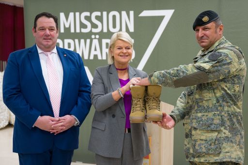 Vorschau Bild von FBM Tanner übergabe der neuen Kampfstiefel in der
HBA Brunn am 27 11 2023. Amtsdirektor Markus Waldner, Leiter der
Heeresbekleidungsanstalt (l.), FBM Tanner (m.) und Oberst Michael
Lex, Kommandant des Panzergrenadierbataillons 35.