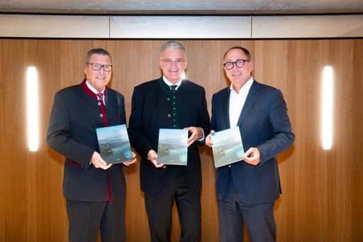 Vorschau Bild von Buchpräsentation der 7. Millstätter
Wirtschaftsgespräche zum Thema Vertrauen im Österreichischen
Parlament