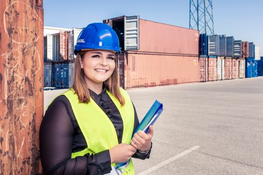 Schülerin der Vienna Business School bei einer
praktischen Übung des Ausbildungsschwerpunkts Logistikmanagement