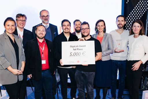Am 21. und 22. November 2023 fand das GigaLab, ein
Hackathon der Österreichischen Forschungsförderungsgesellschaft
(FFG) statt, bei dem Ideen für digitale Herausforderungen durch
gigabitfähige oder auf 5G basierende Anwendungen entwickelt wurden.
Eine Challenge stellte der 5G Playground Carinthia dar: Christoph
Uran, wissenschaftlicher Mitarbeiter an der FH Kärnten, führte als
Mentor sein Team zum 1. Platz in der GigaLab-Challenge.
