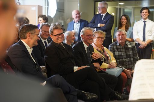 Walter Emberger erhielt im Beisein seiner Familie
und 200 Gästen von BM Polaschek das Goldene Ehrenzeichen für
Verdienste um die Republik Österreich verliehen. Gebhard Ottacher,
der ehemalige Geschäftsführer von Teach For Austria hielt die
Laudatio.