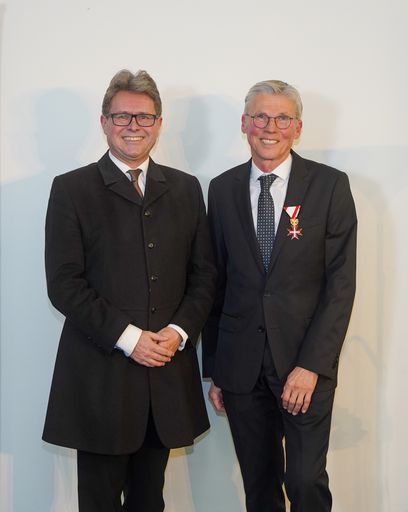 Vorschau Bild von Walter Emberger erhielt im Beisein von 200 Gästen
von BM Polaschek das Goldene Ehrenzeichen im Teach For Austria Büro
verliehen.