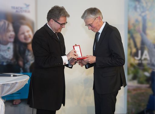 Vorschau Bild von BILD zu OTS - Walter Emberger erhielt im Beisein
von 200 Gästen von BM Polaschek das Goldene Ehrenzeichen im Teach
For Austria Büro verliehen.