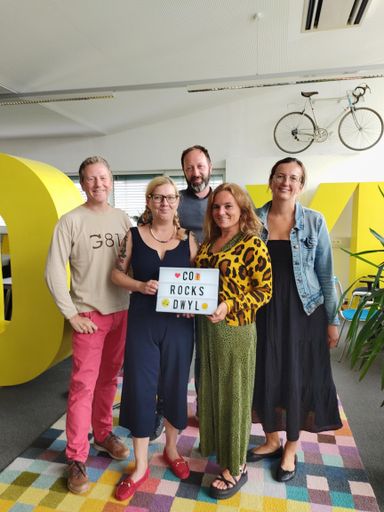Vorschau Bild von Das Team hinter DWYL v.l.: Miguel Fernández Vega,
Sophie Gerlitz, David Lageder, Romy Sigl und Aleksandra Nagele. Im
Accelerator “Co-Rocks” sollen Startups nach dem DWYL-Programm weiter
wachsen.