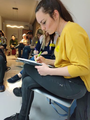 Vorschau Bild von Die Teilnehmenden arbeiten bei Monatsworkshops an
ihren Geschäftsideen.