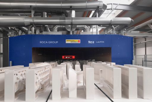 Blick in den weltweit ersten CO2-freien
elektrischen Tunnelofen im LAUFEN Werk in Gmunden.