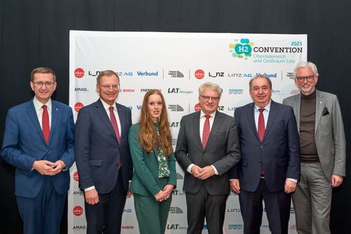  Wirtschafts- und Energielandesrat Markus
Achleitner, Landeshauptmann Thomas Stelzer, Geerte de Jong
(Programm-Managerin H2-Projekt HEAVENN), Bürgermeister Klaus Luger,
Linz AG-Generaldirektor Erich Haider, Michael Strugl
(Vorstandsvorsitzender Verbund AG)