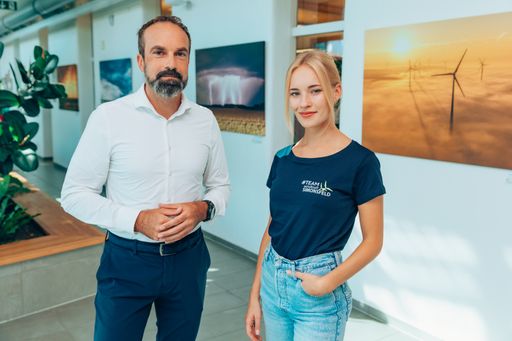 Vorschau Bild von Valerie Huber mit Markus Winter, CTO der Windkraft
Simonsfeld