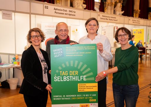 Beim Tag der Selbsthilfe v.l.n.r.: Mag.a Heidrun
Rader, (fachliche Leitung der Selbsthilfe-Unterstützungsstelle SUS
Wien), Dennis Beck (Geschäftsführer der Wiener Gesundheitsförderung
– WiG ), Mag.a Stefanie Vasold (Gemeinderätin) und Martina Daim
(fachliche Leitung der Selbsthilfe-Unterstützungsstelle SUS Wien).