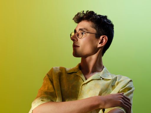  Felix De Laet, besser bekannt als „Lost
Frequencies“ , hat im letzten halben Jahrzehnt einen rasanten Erfolg
in der internationalen Musikindustrie hingelegt. ⁠ Im Jahr 2014
veröffentlichte er seinen weltweit erfolgreichen Hit „Are You With
Me“. Der Titel stieg schnell auf, erreichte Multi-Platin-Status,
belegte in 18 Ländern den ersten Platz und wurde der erste belgische
Künstler, der in Großbritannien den ersten Platz erreichte.⁠
„Reality“ bewies, dass er im Studio kein One-Hit-Wonder ist, und
erwies sich als ein weiterer großer Hit, der in nicht weniger als
sieben Territorien Platinstatus erreichte.