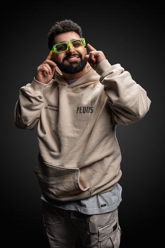 Vorschau Bild von Der in Innsbruck ansässige Produzent erregte große
Aufmerksamkeit, indem seine kraftvollen Remixe von Lil Nas X‘
„Industry Baby“, Gayls „ABCDEFU“ und ABBAs „Gimme Gimme“ viral
gingen. ⁠ TheRemixes konnte die Unterstützung globaler Superstar-DJs
wie Tiesto, Afrojack, Alan Walker und vielen anderen gewinnen und
wurde weltweit millionenfach gestreamt.