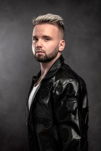 Vorschau Bild von Allein im Jahr 2021 hat er über 1 Milliarde Streams
gesammelt, verfügt über Gold-, Doppel-Diamant-, Dreifach-, Vierfach-
und sogar Zehnfach-Platin-Auszeichnungen in 28 Ländern auf der
ganzen Welt und hält einen festen Platz in den Top 10 von Spotify
Global Top 200. ⁠ Er arbeitete mit der GRAMMY®-nominierten Rapperin
Lil Baby, der mit Diamanten ausgezeichneten und zweifach
GRAMMY®-nominierten Bebe Rexha, der britischen Band Clean Bandit und
der DJ-Favoritin Becky Hill sowie der Fifth Harmony-Sängerin Ally
Brooke zusammen.