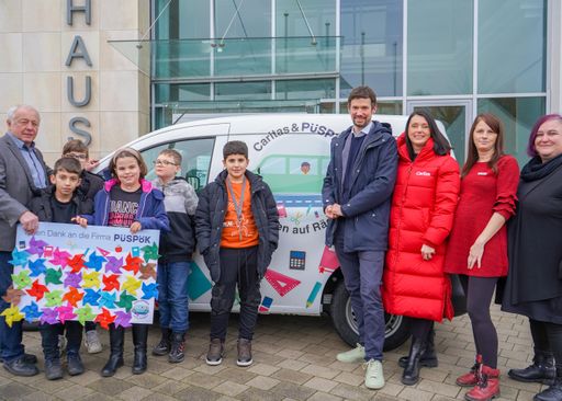 Lukas Püspök – Geschäftsführer von PÜSPÖK (4.v.r.),
daneben Melanie Balaskovics – Caritas Direktorin, Karin Pirklbauer –
Koordinatorin der Caritas Lerncafés im Burgenland (2.v.r.), mit
Kindern und Caritas & PÜSPÖK „Lernen auf Rädern“ Auto.
