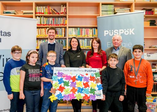 Vorschau Bild von Lukas Püspök – Geschäftsführer von PÜSPÖK (Mitte),
daneben Melanie Balaskovics – Caritas Direktorin, Karin Pirklbauer –
Koordinatorin der Caritas Lerncafés im Burgenland (2.v.r.), mit
Kindern im Caritas Lerncafé in Frauenkirchen.
