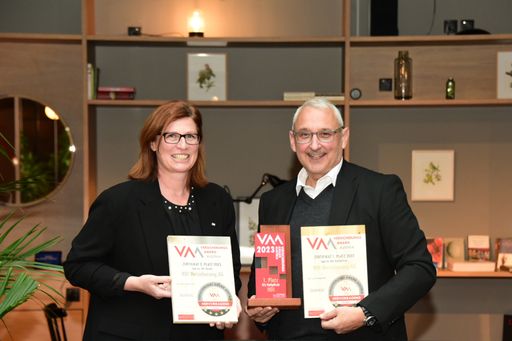 Vorschau Bild von v.l.n.r. HDI Marketingleiterin Mag. Petra Miteff und CEO Ing.
Thomas Lackner präsentieren die Auszeichnungen in der Sparte
Kfz-Versicherung.-