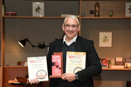  Vorstandsvorsitzender Ing. Thomas Lackner übernimmt bei der
Verleihung des Versicherungsaward Austria 2023 zwei Preise für die
HDI Kfz-Versicherung.
