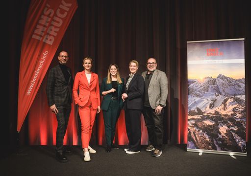  Geschäftsführerin, Obmann und Vorstandsmitglieder
blicken auf ein erfolgreiches Tourismusjahr 2023 zurück (v.l.):
Peter Paul Mölk, Obmann von Innsbruck Tourismus; Lisa Peer, 2.
Obmann-Stv.; Barbara Plattner, Geschäftsführerin von Innsbruck
Tourismus; Katharina Schnitzer-Zach, 1. Obmann-Stv.; Georg Giner,
kooptiertes Vorstandsmitglied.