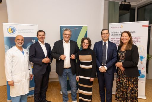 https://www.apa-fotoservice.at/galerie/35318 v.l.n.r.: Prim.
Priv.-Doz. Dr. Arschang Valipour/Vorstand des Karl Landsteiner
Instituts für Lungenforschung an der Klinik Floridsdorf; Dr. Michael
Binder/Medizinischer Direktor WiGeV; Peter Hacker, Amtsführender
Stadtrat für Soziales, Gesundheit und Sport der Stadt Wien; Jessika
Roswall/schwedische Ministerin für EU-Angelegenheiten; Filippo
Fontana/Country President AstraZeneca Österreich; Annika
Markovic/schwedische Botschafterin in Österreich