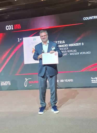  Tourismus-Vorsitzender Adi kulterer übernimmt
stellverretend in Riyadh die Auszeichnung beim World Cookbook Award