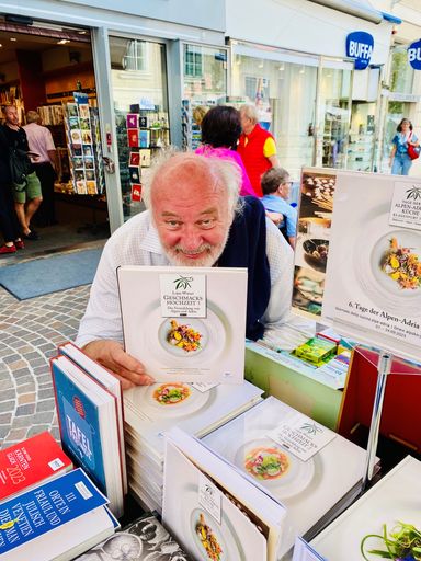 Vorschau Bild von Autor & Verlagsgründer Lojze Wieser mit dem
Siegerbuch