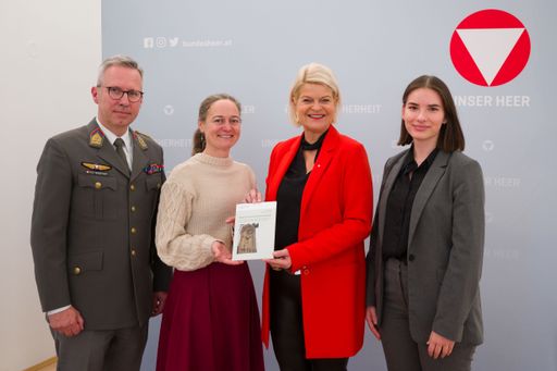 Buchübergabe an Verteidigungsministerin Klaudia Tanner am
28.11.2023 im Bundesministerium für Landesverteidigung.