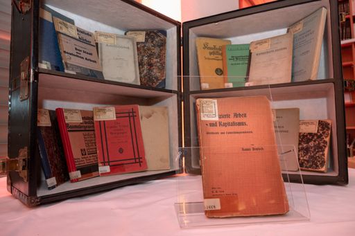  17 einst von den Nazis geraubte Bücher kehren in die AK Wien
Bibliothek für Sozialwissenschaften zurück. Die deutsche
Friedrich-Ebert-Stiftung hat die Bücher aufgefunden und
zurückgebracht.