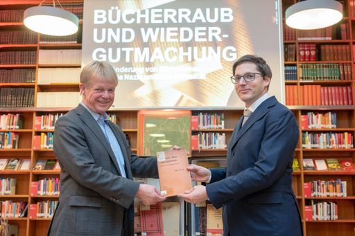 Vorschau Bild von Reiner Hoffmann, Vize-Vorsitzender der
Friedrich-Ebert-Stiftung (links) übergibt 17 einst von den Nazis
geraubten Büchern an Ludwig Dvořak, Bereichsleiter AK Wien
Arbeitsrechtsberatung und Rechtsschutz.