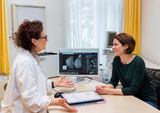 Vorschau Bild von Oberärztin Dr. Silvia Artner und ihr
interdisziplinäres Team legen den Fokus auf die ganzheitliche,
individualisierte und maßgeschneiderte Behandlung von Frauen mit
Brustkrebserkrankungen.