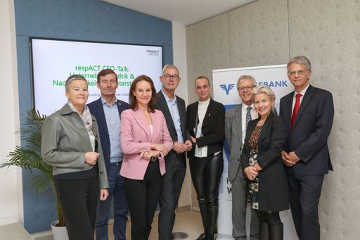 v.l.n.r.: Angelika Sommer-Hemetsberger,
Vorstandsmitglied OeKB AG; Herbert Schlossnikl, Geschäftsführer
Vöslauer Mineralwasser GmbH; Patricia Neumann, Vorstandsvorsitzende
Siemens Österreich AG; Peter Giffinger, CEO Saint-Gobain Austria;
Daniela Knieling, Geschäftsführerin respACT; Albin Hahn,
Aufsichtsrat Josef Manner & Comp AG; Ursula Simacek, SIMACEK Holding
GmbH und André Martinuzzi, Leiter des Instituts für
Nachhaltigkeitsmanagement an der WU und Aufsichtsratsmitglied der
BIG
