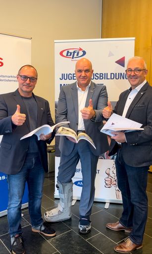  AK Niederösterreich-Präsident und ÖGB
Niederösterreich-Vorsitzender Markus Wieser freut sich gemeinsam mit
den Geschäftsführern des BFI Niederösterreich Mag. Michael Jonach
und Norbert Staudinger über Erweiterung des Programms.