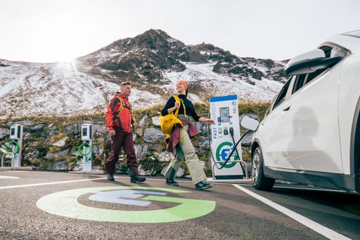 Großglockner Hochalpenstraße an DC- und
AC-Ladestationen von EnerCharge Glockner-E-Power laden: ● Rauris –
Fuscher Lacke (2 x HPC 120 kW, 4x AC 22 kW)