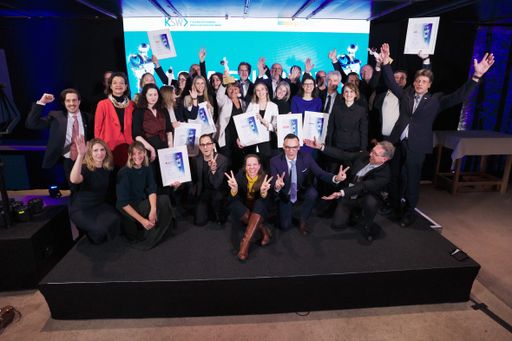 Glückliche Gewinner:innen und zufriedene
Laudator:innen freuen sich über den ASRA 2023