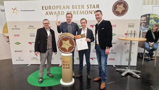 Vorschau Bild von „Dieser Preis gilt vor allem auch denjenigen, die
tagtäglich beim Bierbrauen ihr Bestes geben, damit ein möglichst
gutes Endprodukt entsteht“, so Thomas Lugmayr (Braumeister).