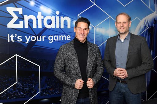  Österreichische Fußballgröße Helge Payer,
Botschafter für sichere Sportwetten und Spieler:innenschutz bei
Entain und Florian Sauer, Österreich-Geschäftsführer und
International Compliance Director von Entain.