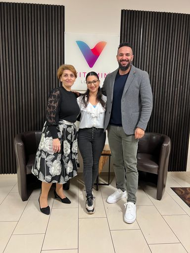  Daniel Einy M.A. CEO Vitamin Lounge bei der
feierlichen Eröffnung der Vitamin Lounge Wien mit Saphira Schaulow &
Anna Schaulow.