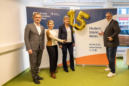 v.l.n.r.: Bezirksvorsteher Josefstadt Martin Fabisch, FSW
Geschäftsführerin Susanne Winkler, bzWO-Leitung Martina Minichmayr,
Sozialstadtrat Peter Hacker