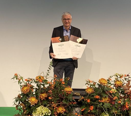Braumeister Günter Kecht nahm den European Beer
Star in Gold für das Kaiser Fasstyp entgegen. Außerdem konnte sich
seine Brauerei Wieselburg über Bronze für Wieselburger Zwickl
freuen.